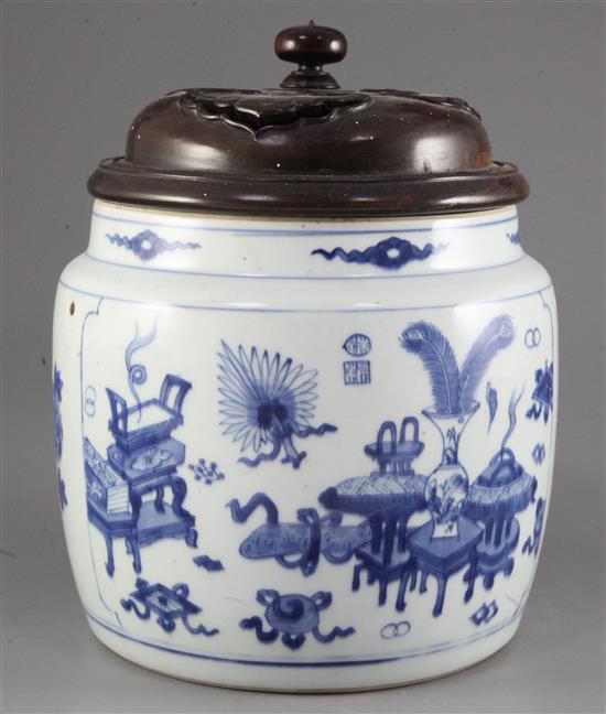 A Chinese blue and white jar, 18th century, total height 24.5cm, star crack to base